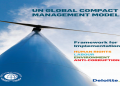 Tapa del manual UN Global Compact Management Model de Deloitte, con un aerogenerador visto desde abajo